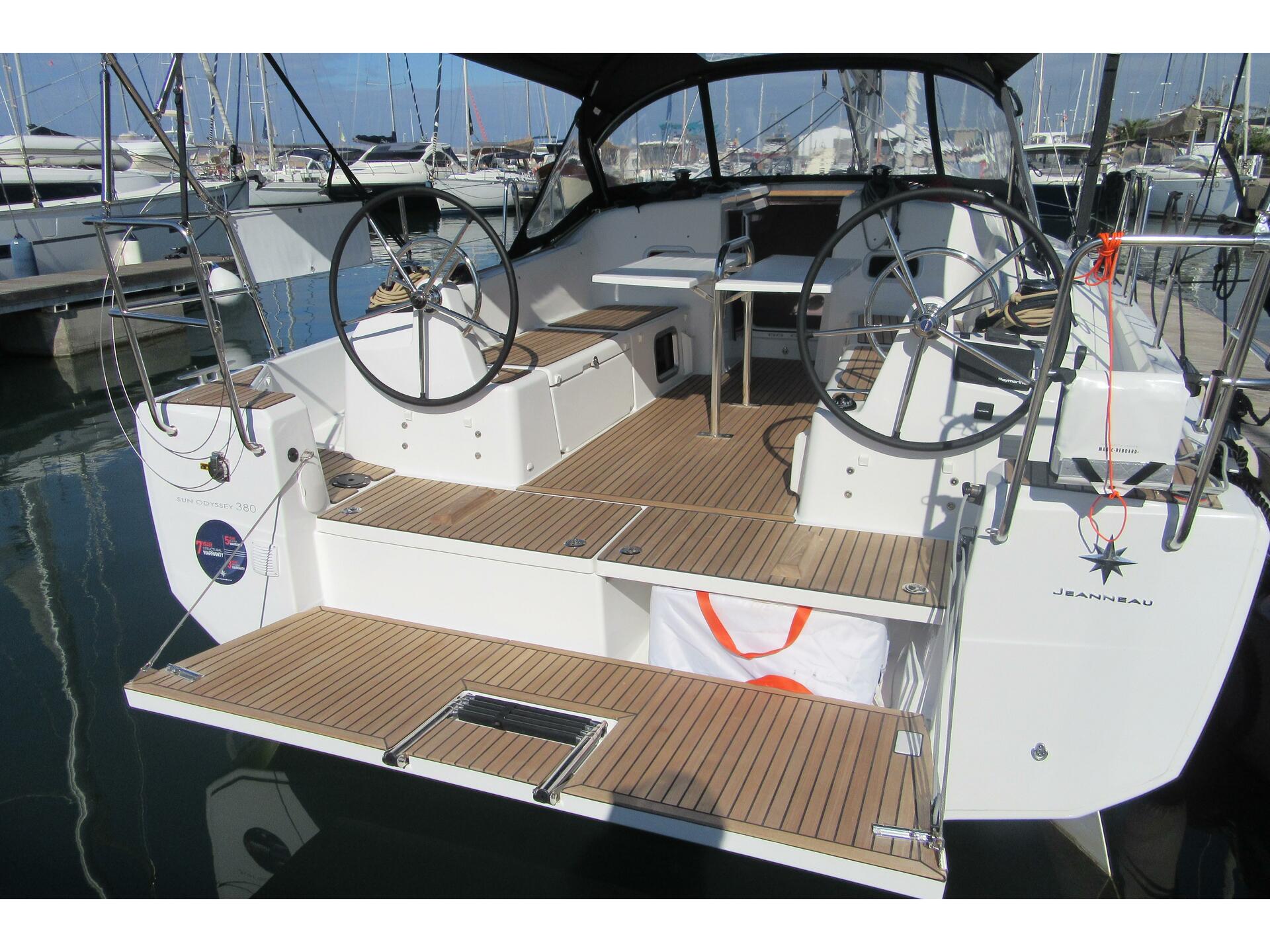 Sun Odyssey 380 från Dufi Sail Charter i San Vincenzo