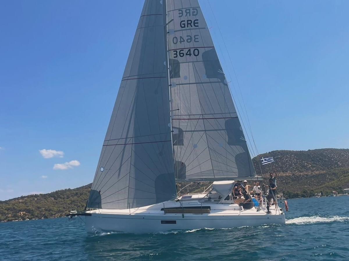 First 36 yritykseltä Blue in White: Sailing & Eudaimonia Pireuksessa