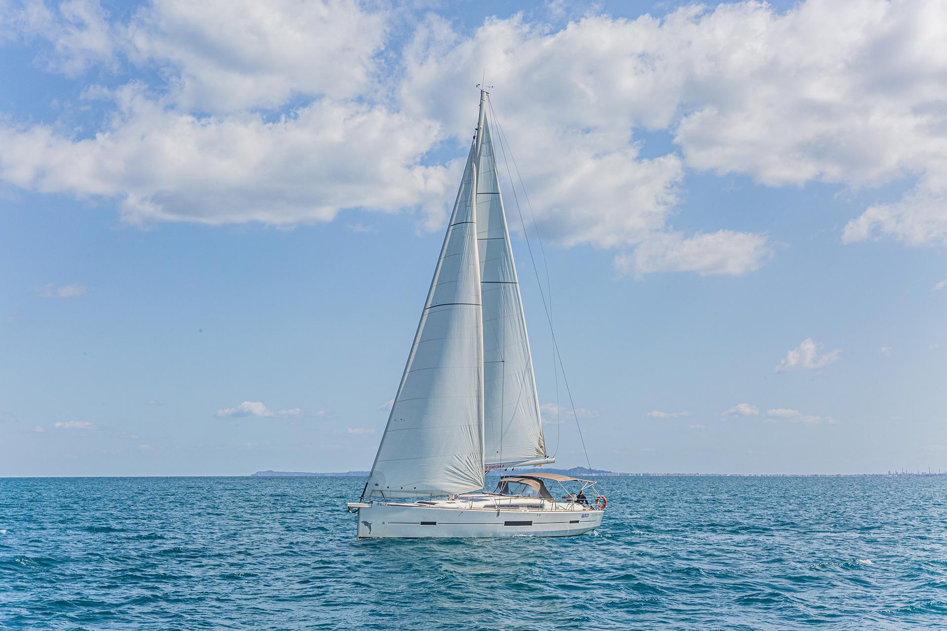 Dufour 520 Grand Large från Sea Folk Yacht Charter i Furnari