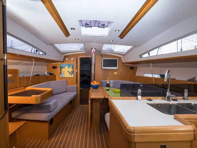 Sun Odyssey 42 DS de Magia Charter en Punta Ala