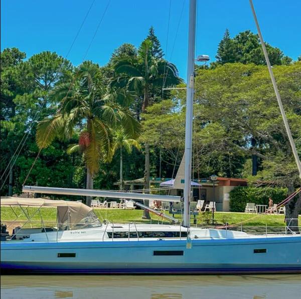 Delta 41 av Wind Charter Brasil i Paraty