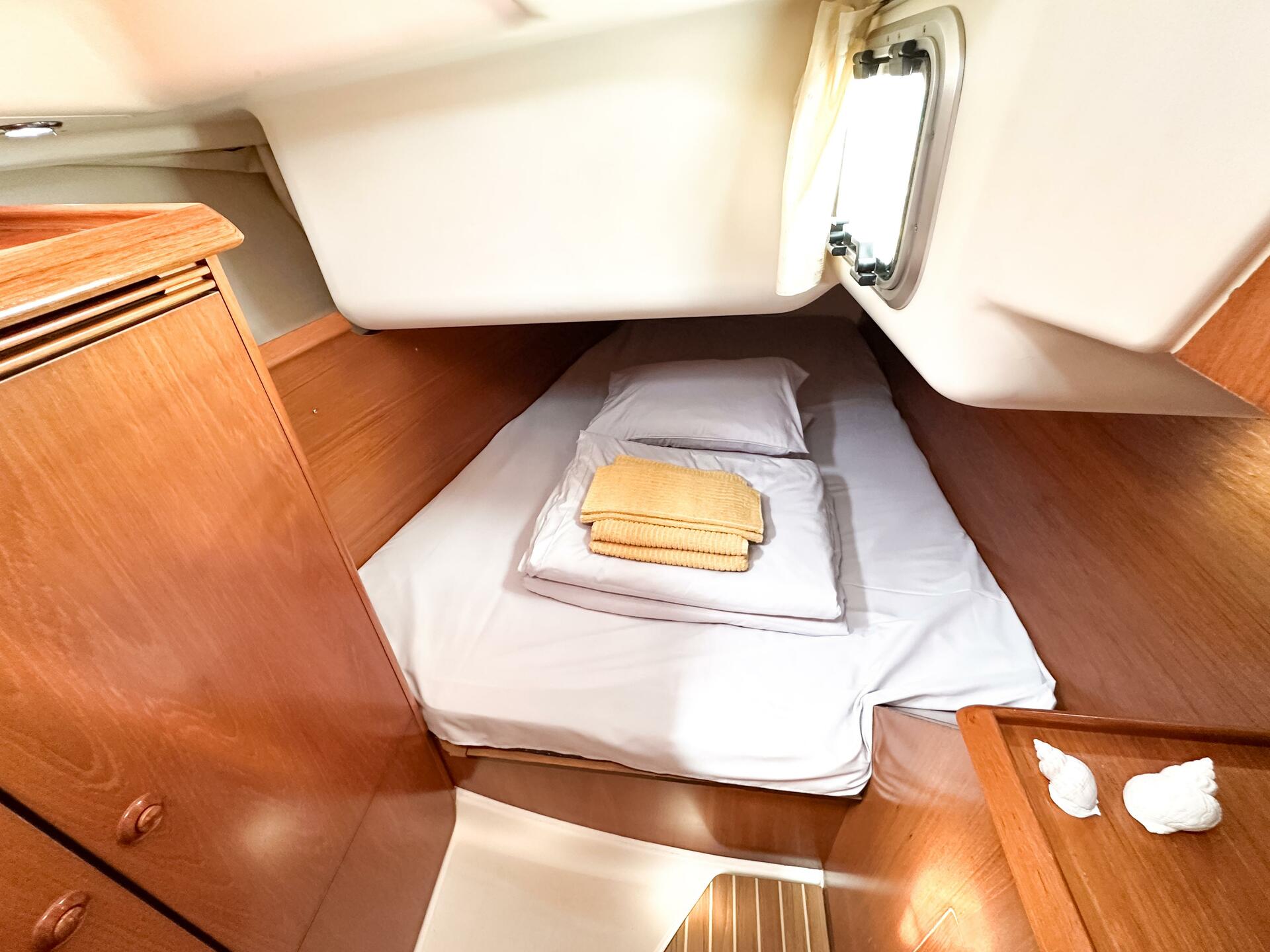 Sun Odyssey 40.3 av FLOW Yacht Club i Tivat