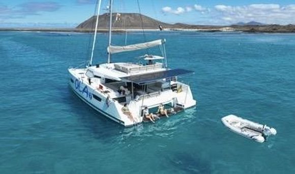 Fountaine Pajot Elba 45 van RM Croisieres in De zee
