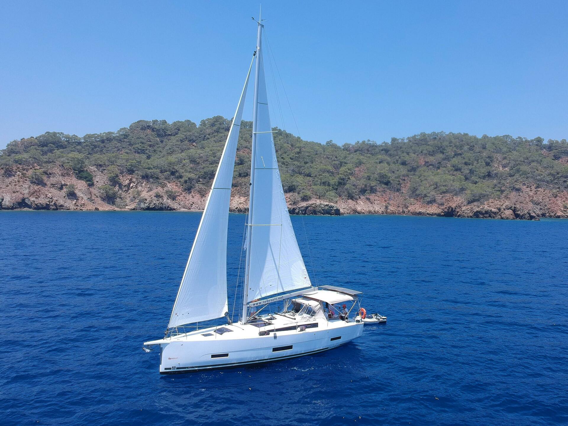 Dufour 390 Grand Large yritykseltä Sail On Yachting Marmariksessa