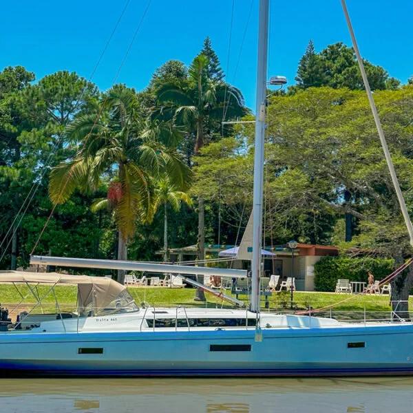Delta 465 av Wind Charter Brasil i Paraty