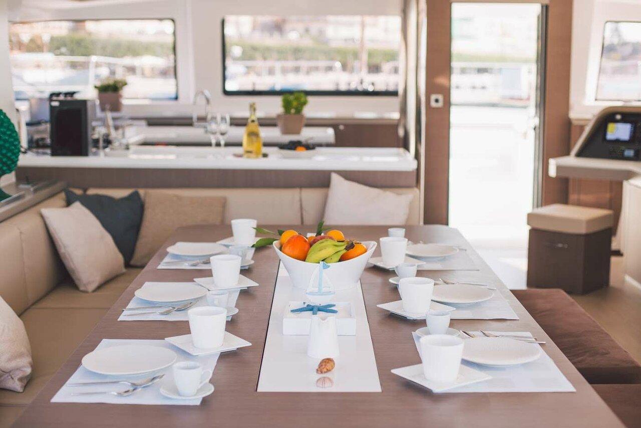 Bali 5.4 av Sea Land Yacht Charter i Sicilia