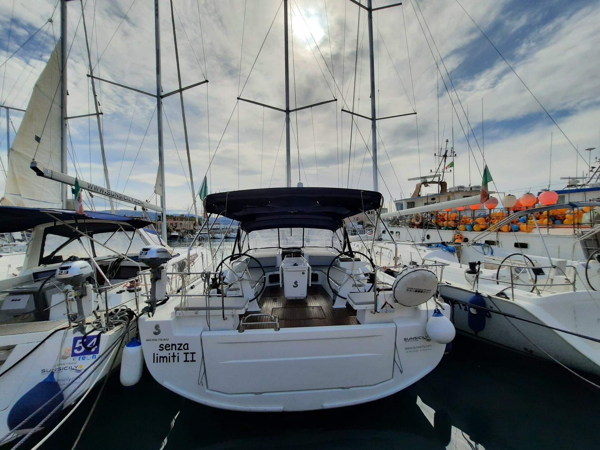 Océanis 51.1 de Sunsicily Yacht Charter en Furnari