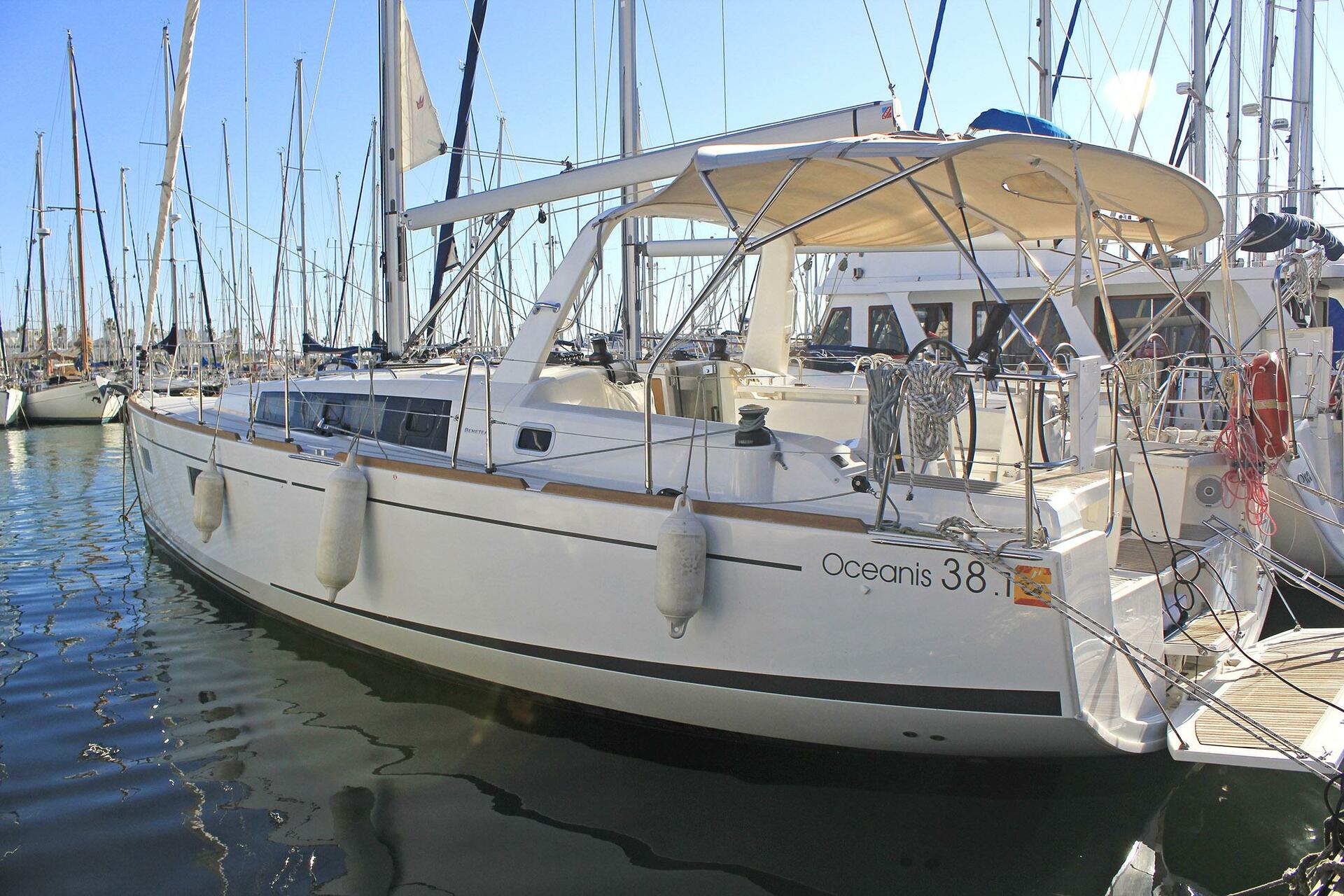 Oceanis 38.1 från BeCharter i Barcelona