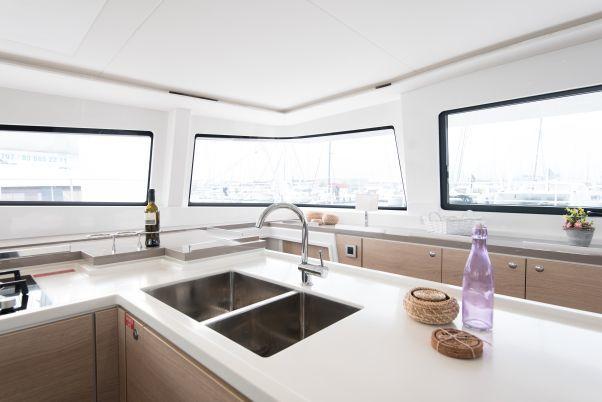 Bali 5.4 yritykseltä Dream Yacht Charter Anse Marcelissa