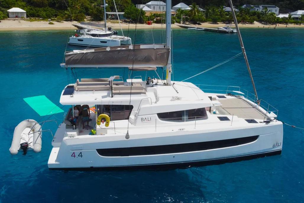 Bali 4.4 van Jackalope Catamaran in Nassau
