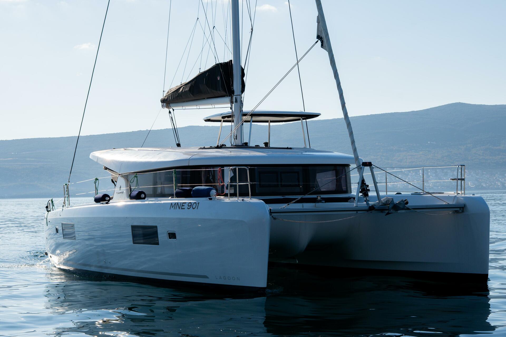 Lagoon 42 af SVP Charter i Tivat