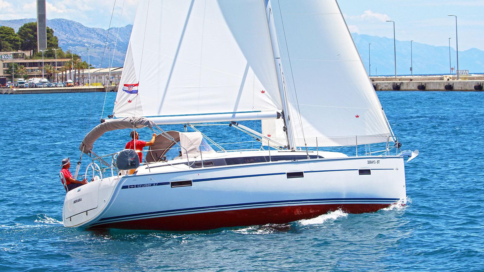 Bavaria 37 Cruiser yritykseltä Aba Vela Splitissä