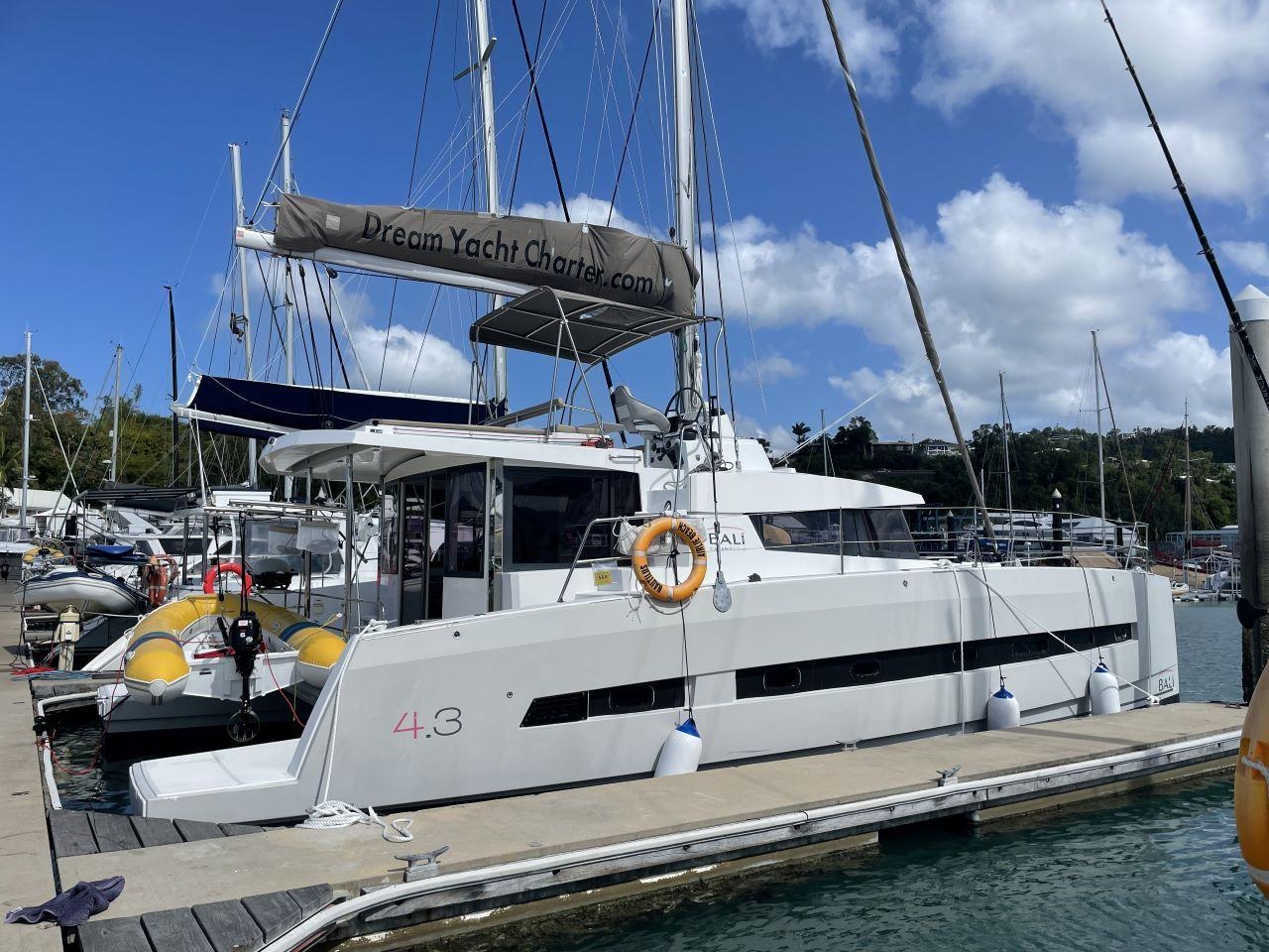 Bali 4.3 från Dream Yacht Charter i Airlie Beach
