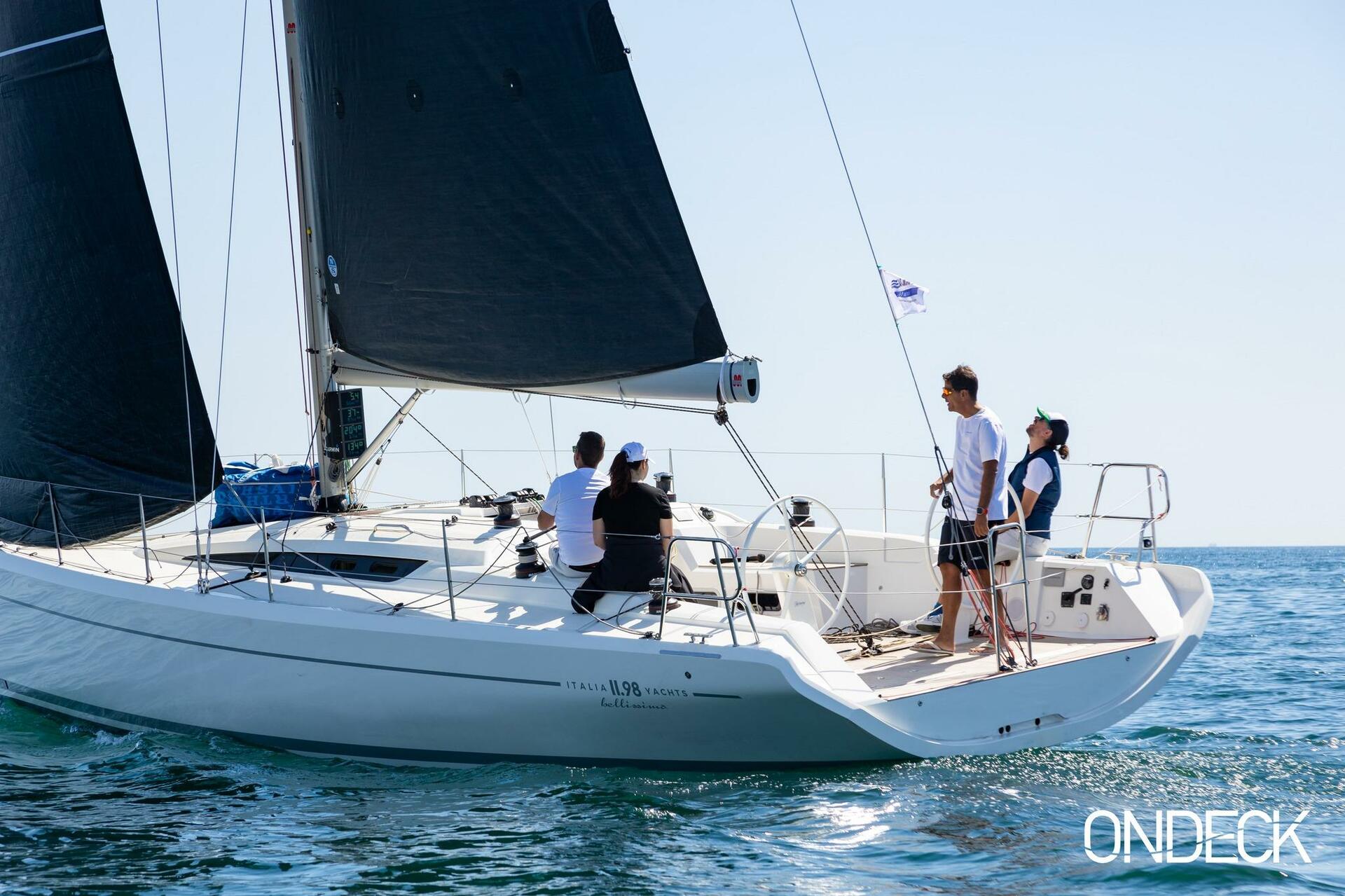 Italia Yachts 11.98 från Blue in White: Sailing & Eudaimonia i Pireus