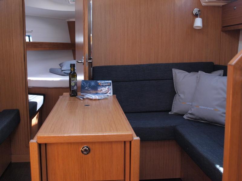 Bavaria 36 yritykseltä Navigator Charter Primoštenissa