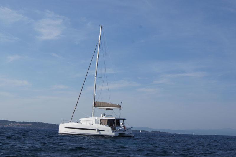 Bali 4.5 da Dream Yacht Charter em Praslin
