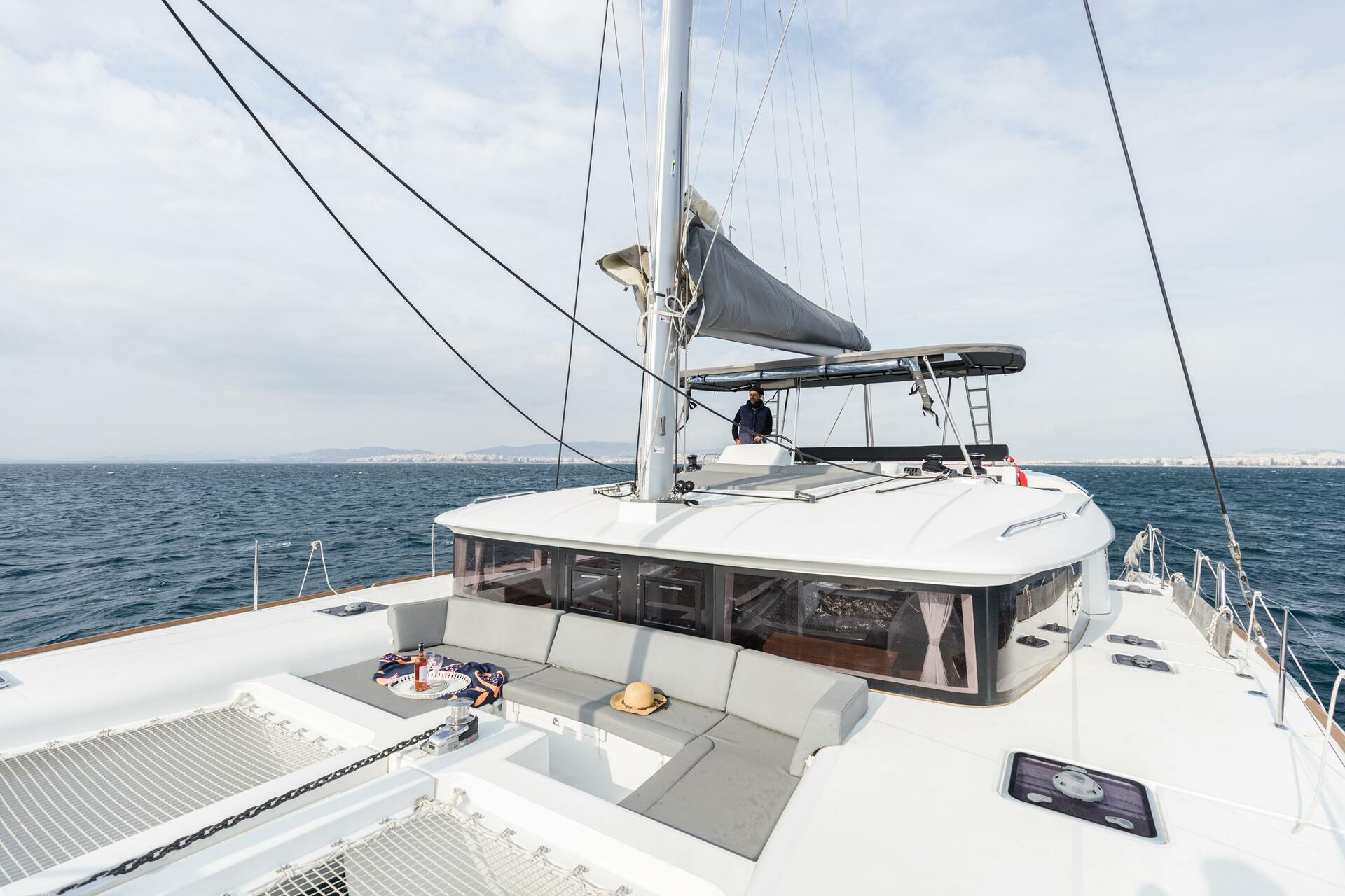 Lagoon 450 F van Octopus Yachting in Athene