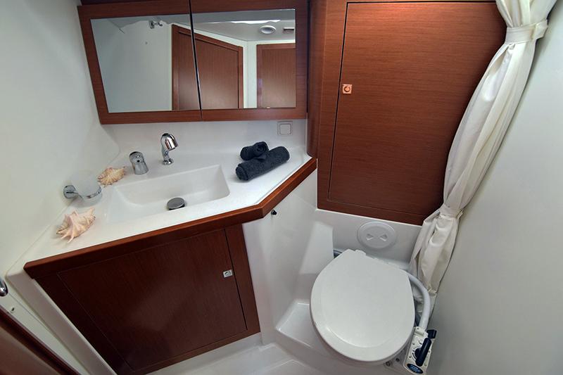 Oceanis 45 della Panouseris Yacht Charters a Gouvia