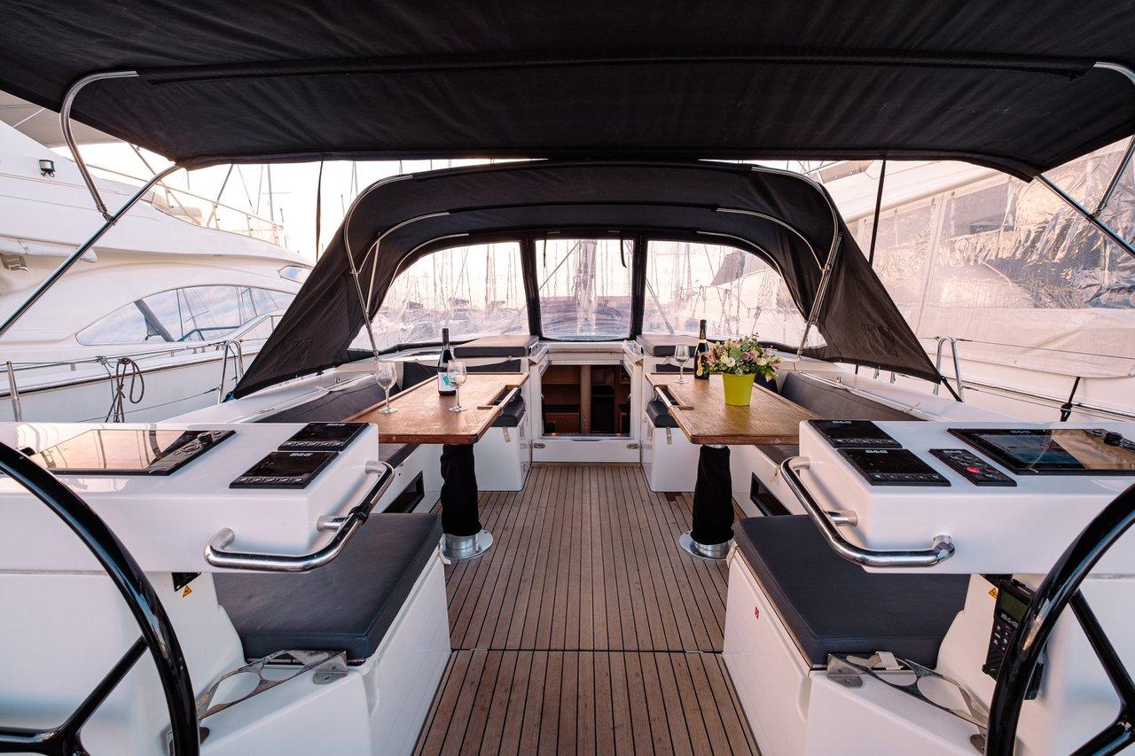 Bavaria C57 von White Blue Seas in Lavrion