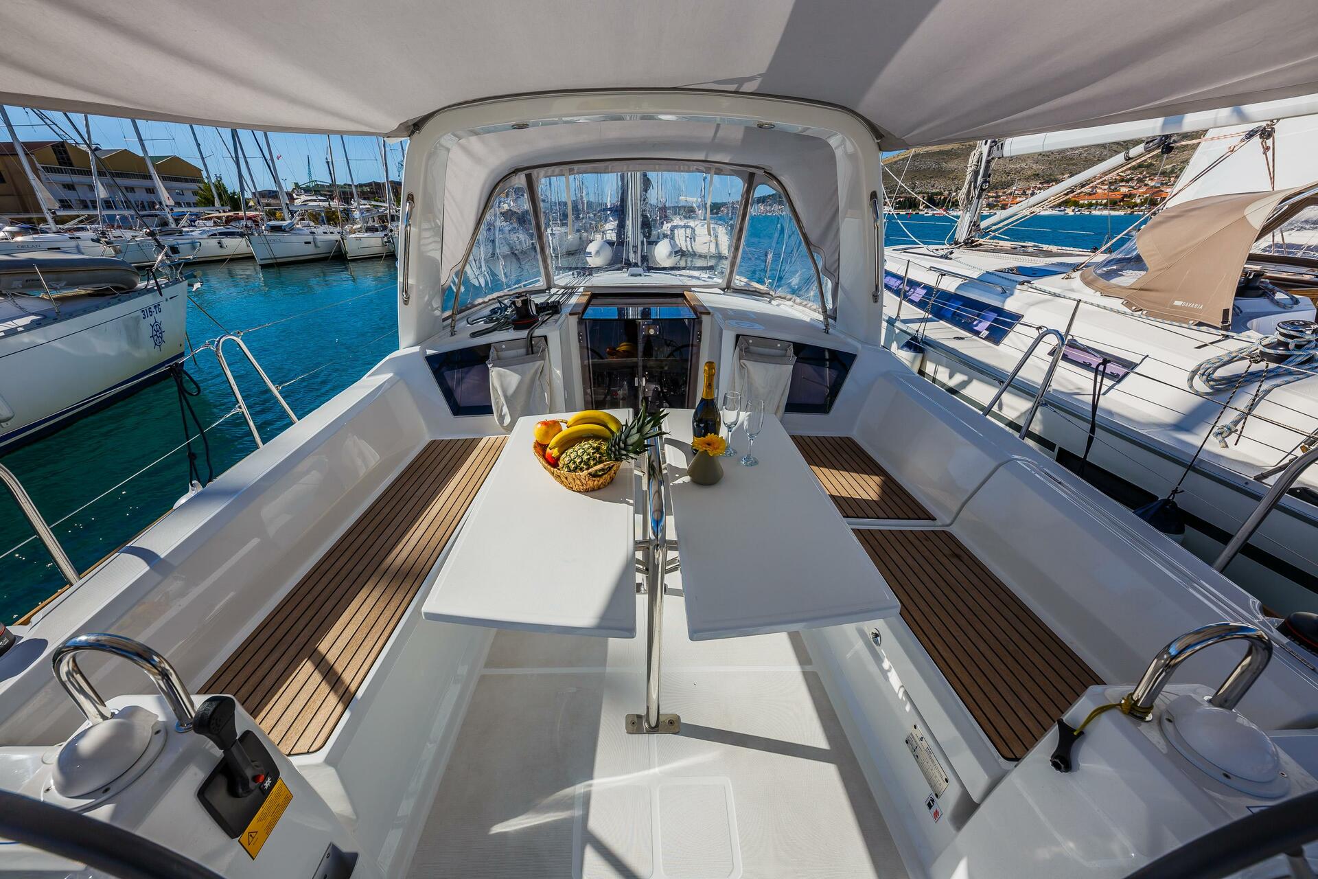 Oceanis 38.1 av Waypoint i Dubrovnik