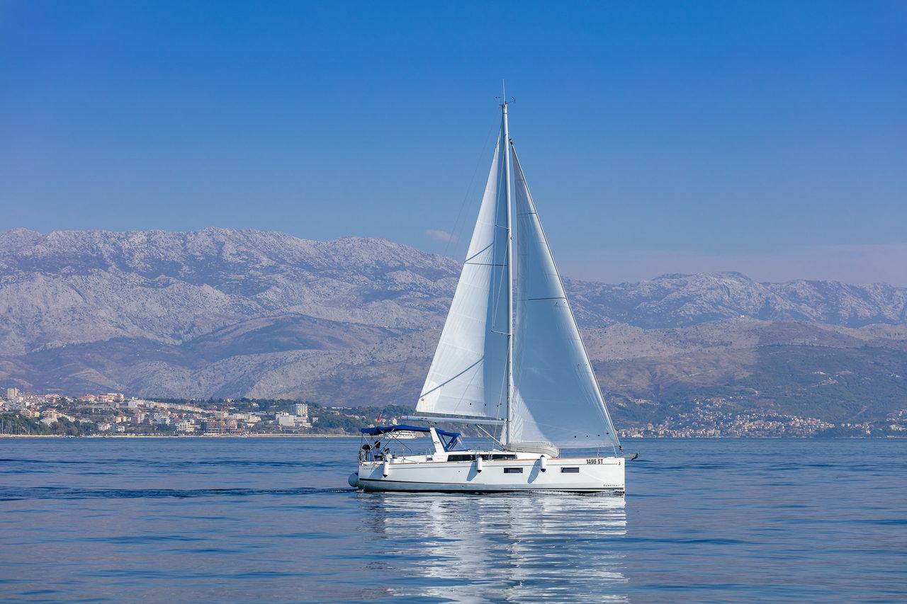 Oceanis 38.1 av Orvas Yachting i Split