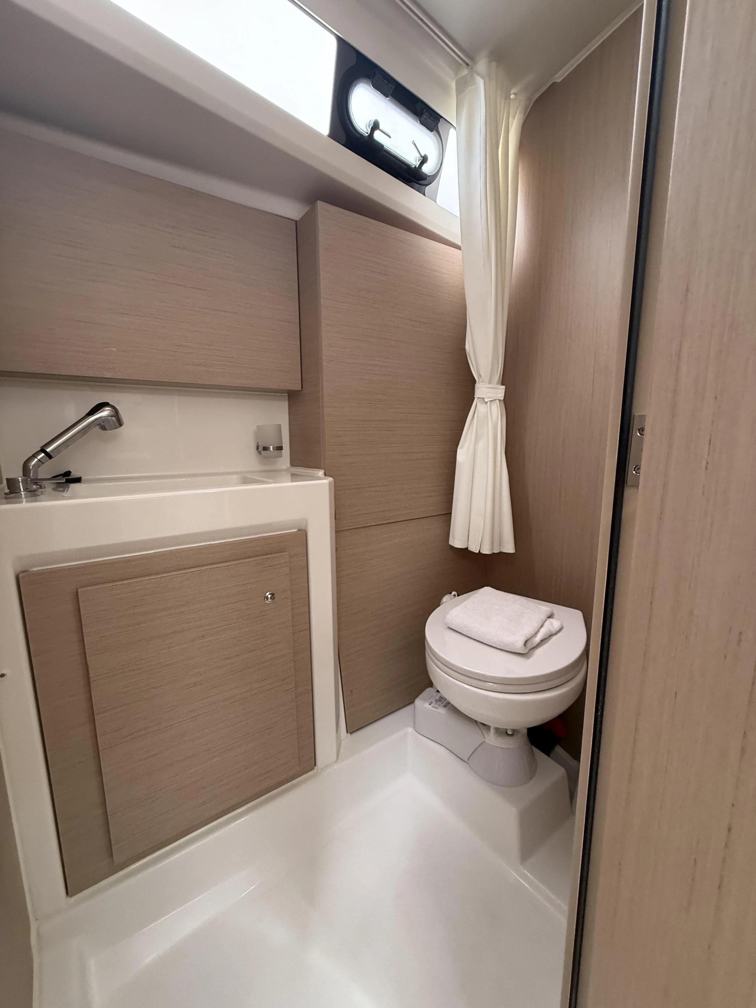 Oceanis 37 par Kiriacoulis à Leucade