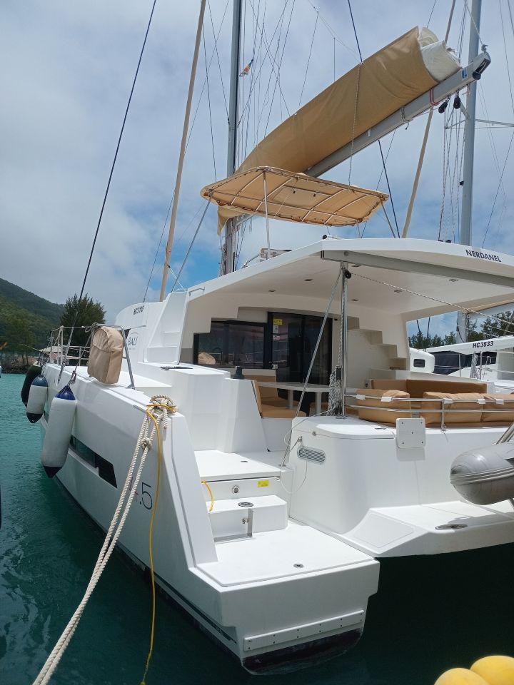 Bali 4.5 de Dream Yacht Charter en Praslin