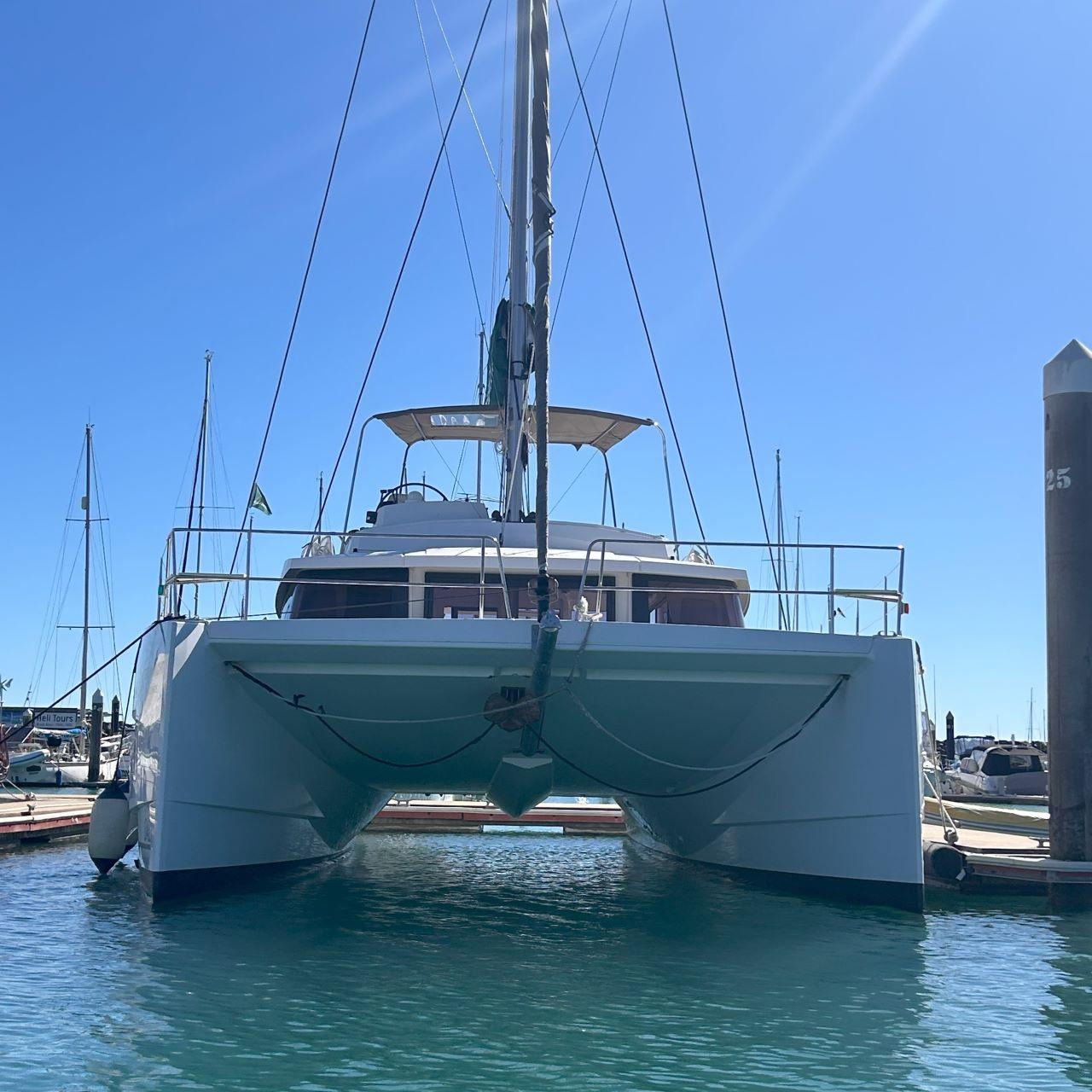 Bali 4.3 från Dream Yacht Charter i Airlie Beach