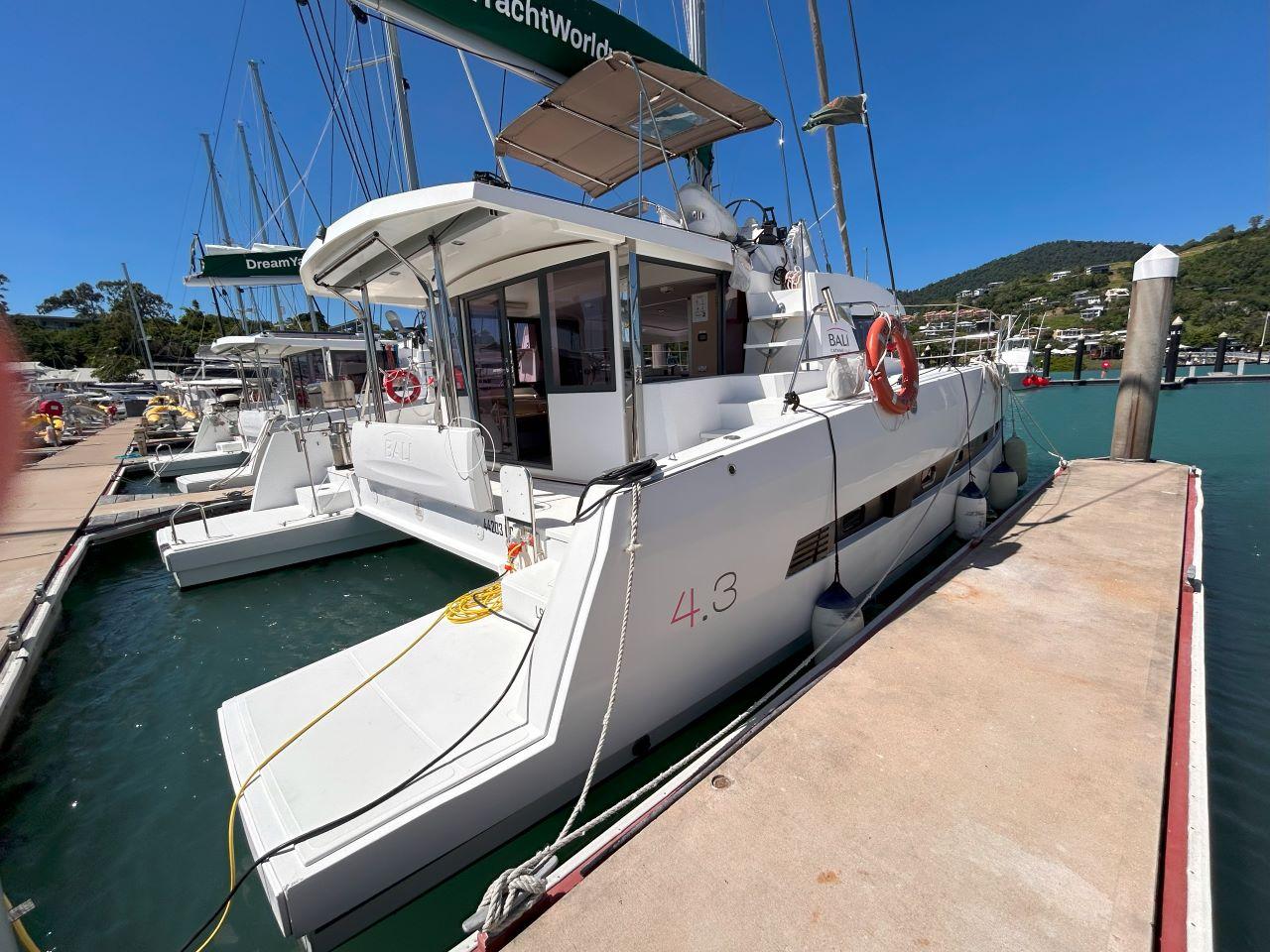 Bali 4.3 av Dream Yacht Charter i Airlie Beach
