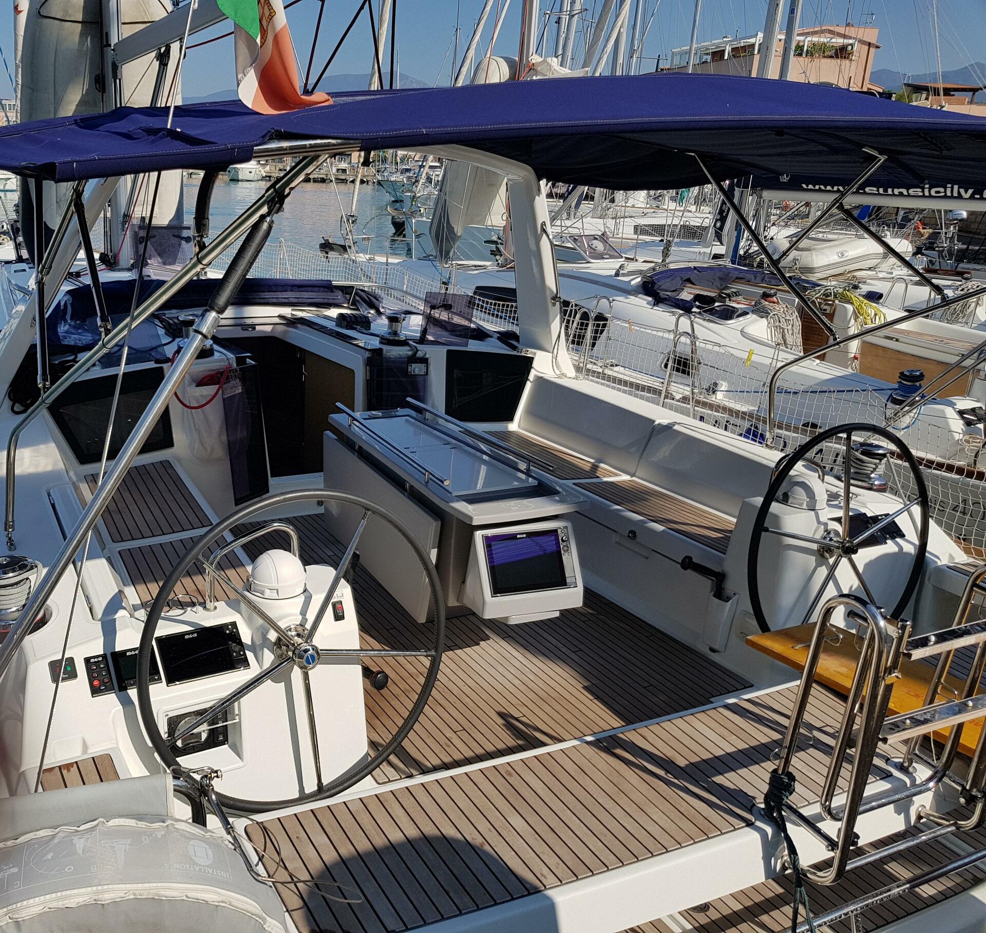 Oceanis 45 par Sunsicily Yacht Charter à Furnari