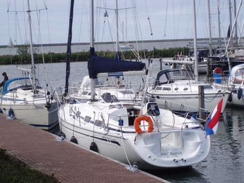 Bavaria 30 Cruiser av Venturi-Sailing i Yerseke