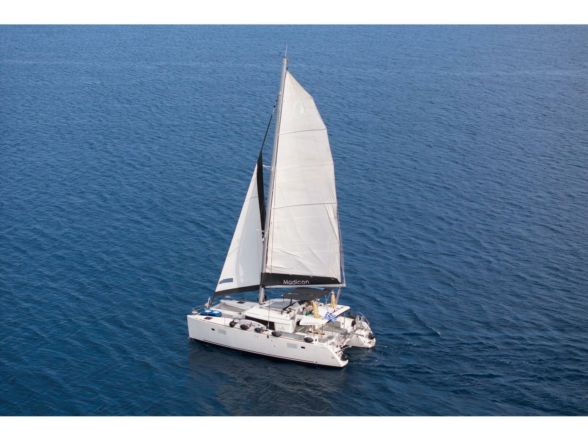 Lagoon 450 F par Vernicos Yachts à Tourlos