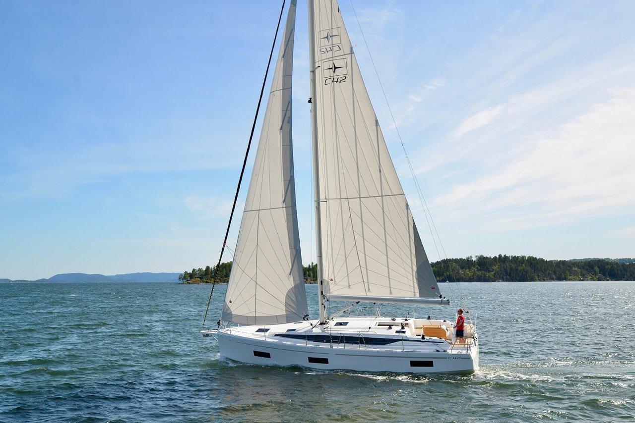 Bavaria C42 från Aquatoria Yachting i Pirovac
