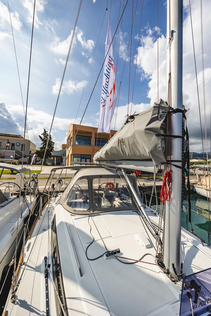 Oceanis 38.1 von El Yachting in Lefkada