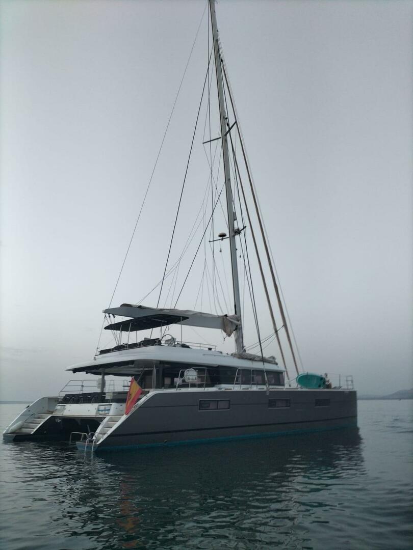 Lagoon 620 av Phantom Charter i Ibiza