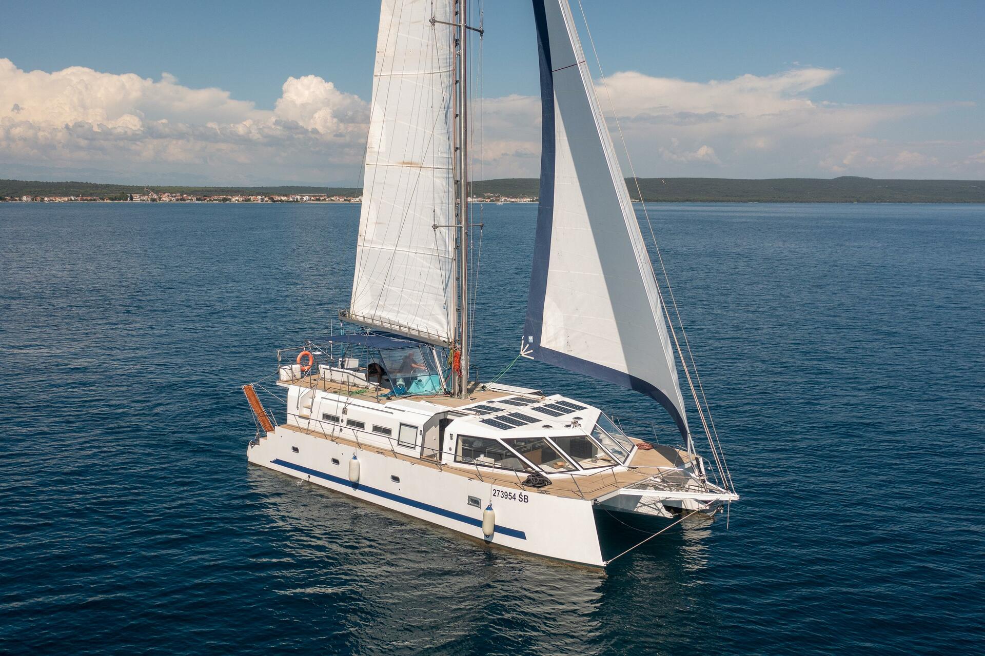 Catamaran från UPWIND CATAMARAN i Trogir