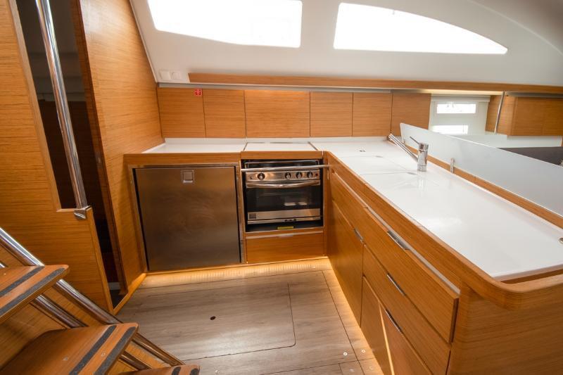 Elan Impression 45 de Zen Yacht Charter en Tribunj