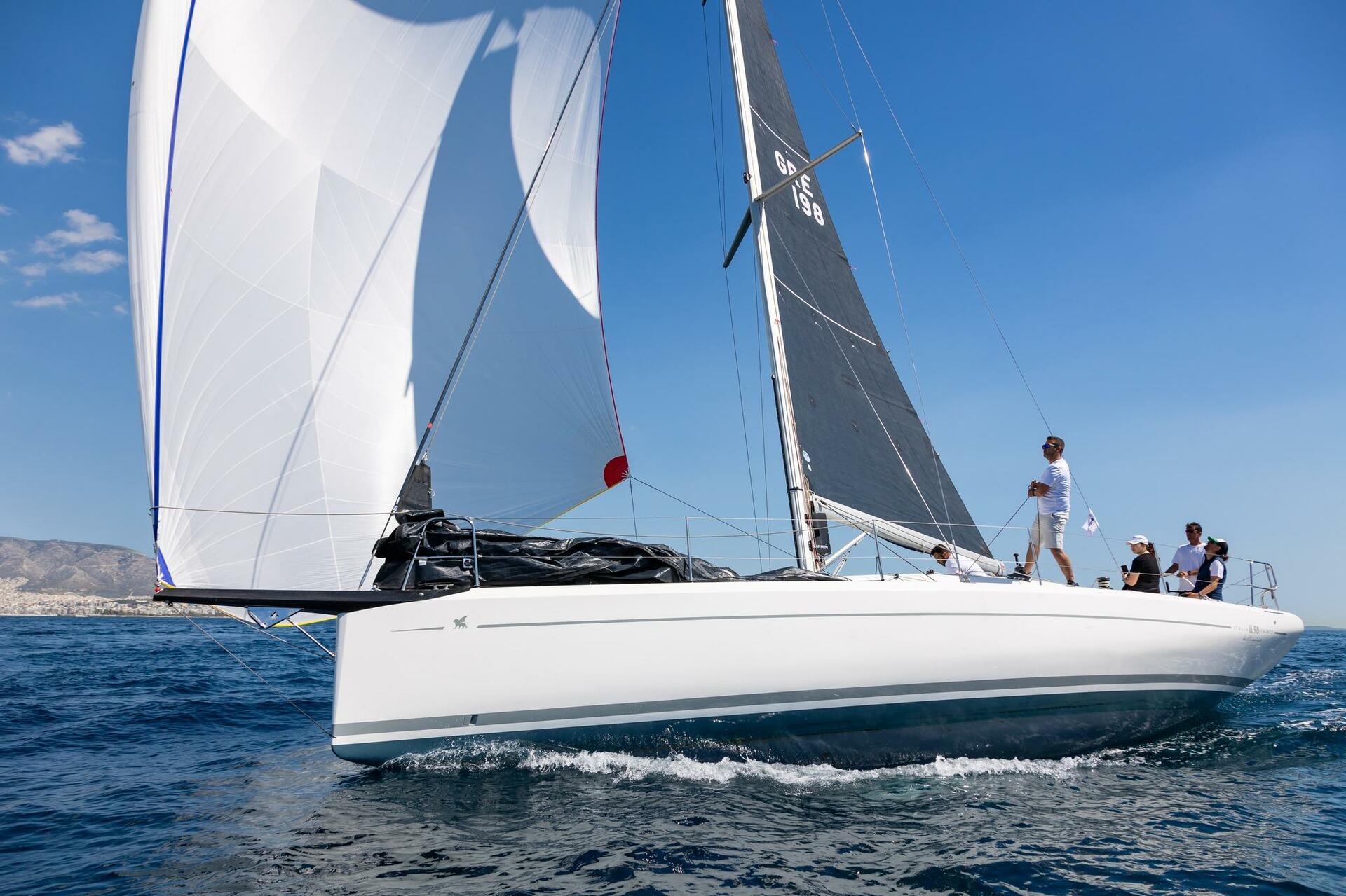 Italia Yachts 11.98 af Blue in White: Sailing & Eudaimonia i Piræus