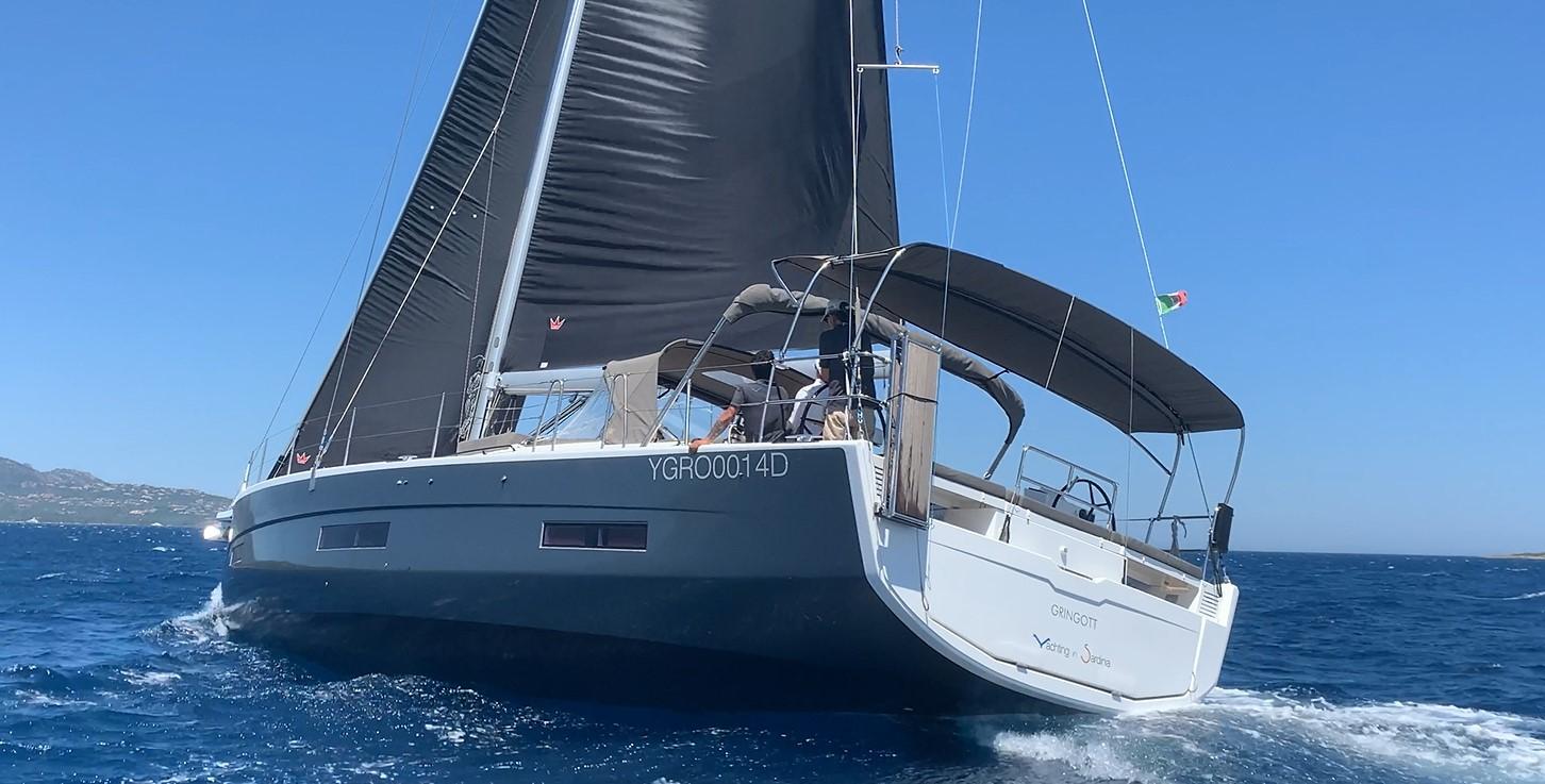 Dufour 530 da Yachting in Sardinia em Punta Nuraghe