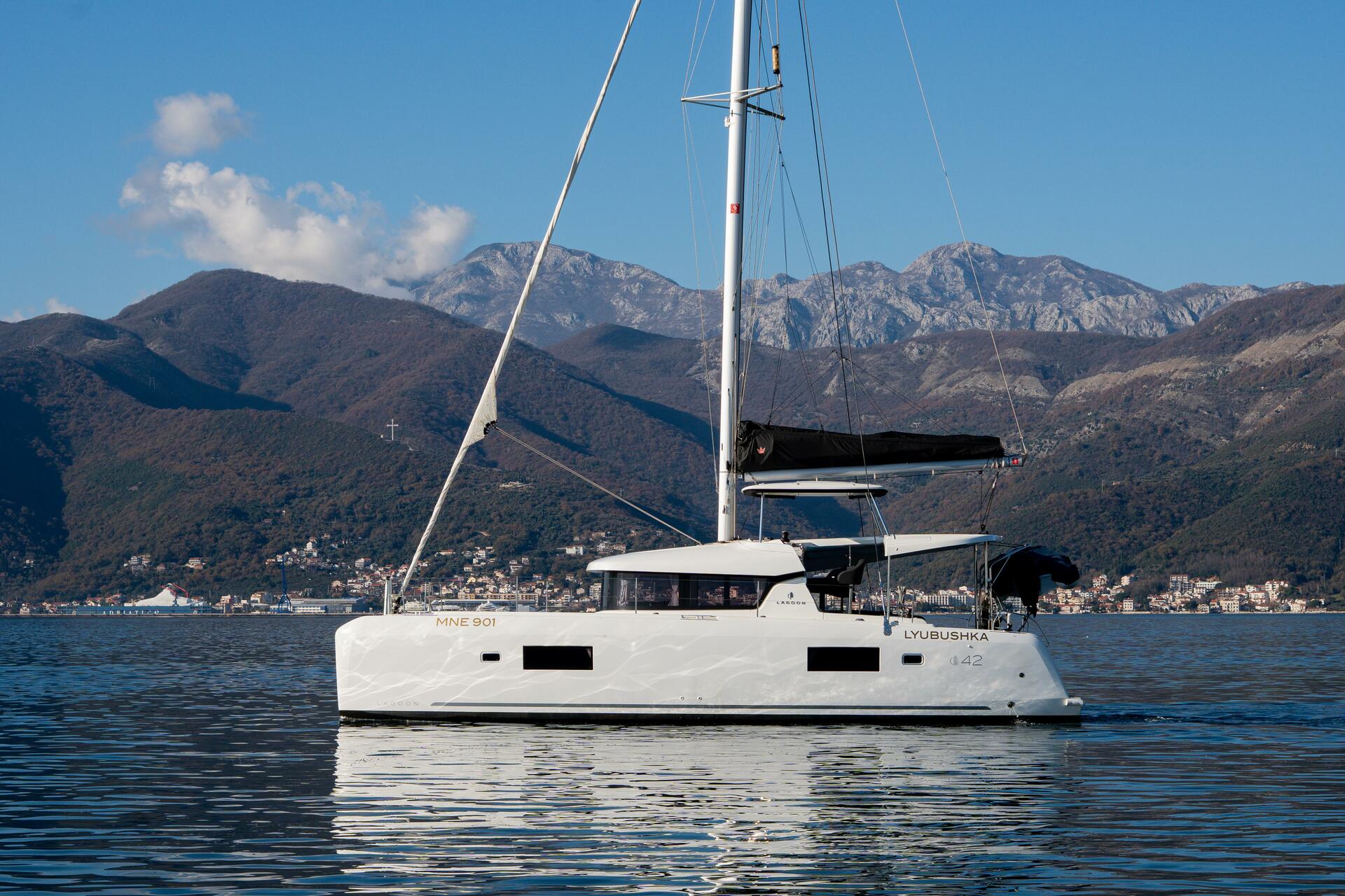 Lyubushka | Lagoon 42