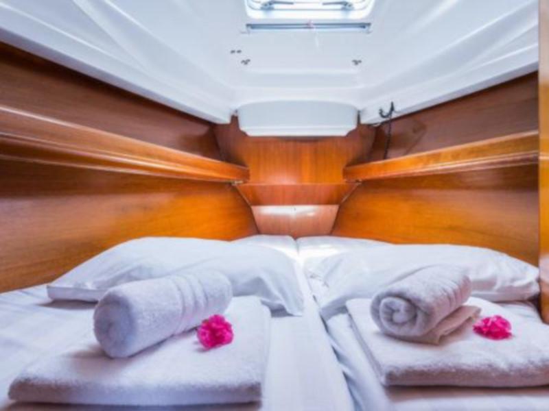 Simonetta (Bow Thruster, electric heads, Solar Panel) | Oceanis 411