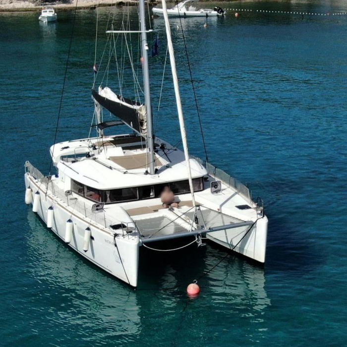 Samogon | Lagoon 450F photo 2