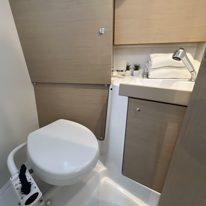 Jana | Oceanis 38.1 photo 35