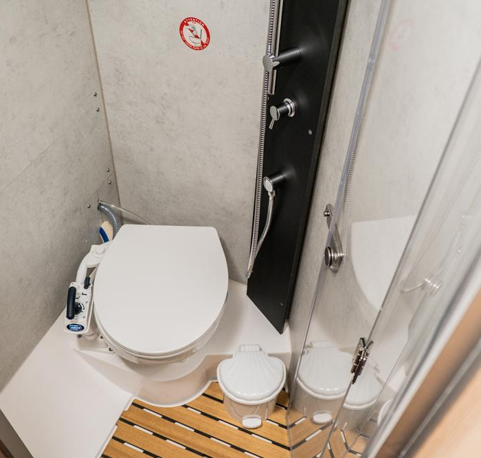 Aruna | Bavaria C42 photo 21