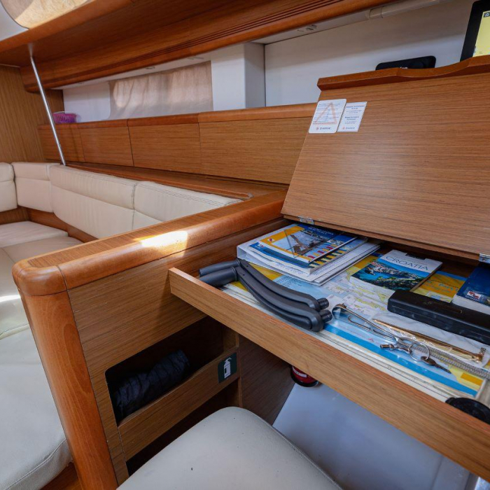 Ana B. | Sun Odyssey 49i photo 4