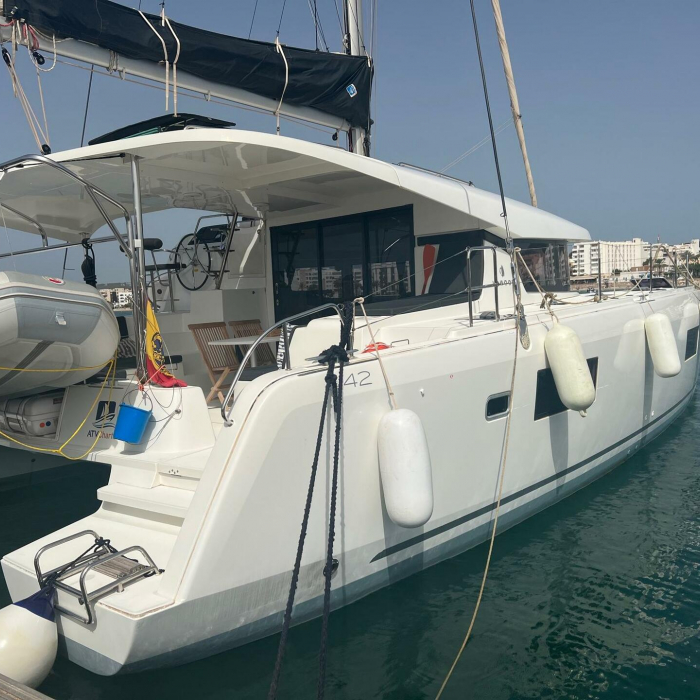 Mares | Lagoon 42 photo 5