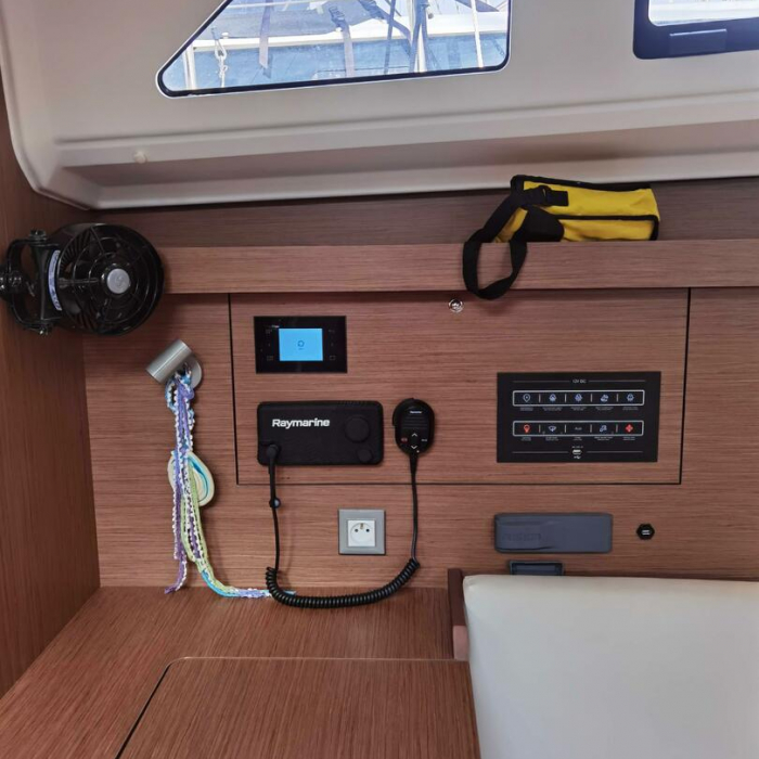 Class | Oceanis 40.1 photo 11