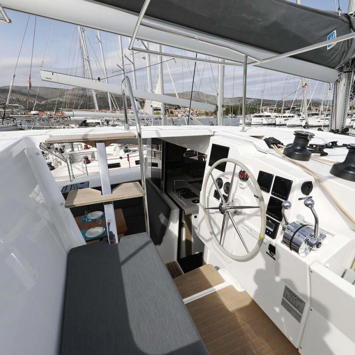 Chilli | Fountaine Pajot Isla 40 photo 18