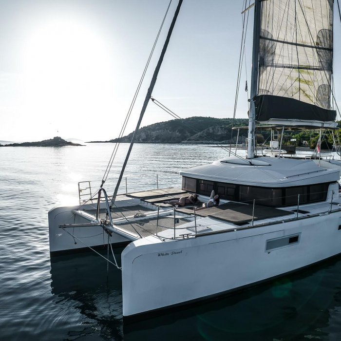 White Pearl | Lagoon 52 photo 4