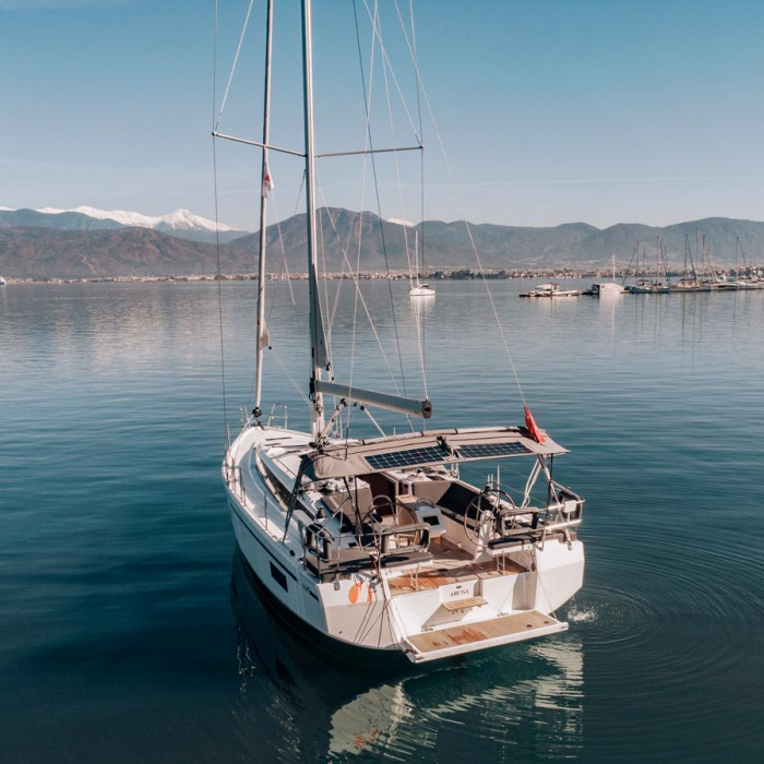 Aruna | Bavaria C42 photo 4